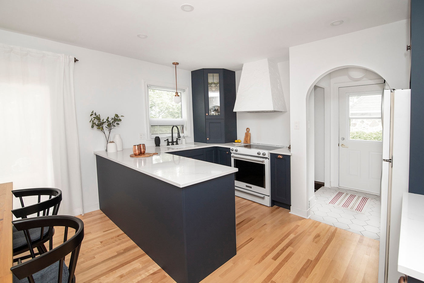 Kitchen cabinet and tile finishes